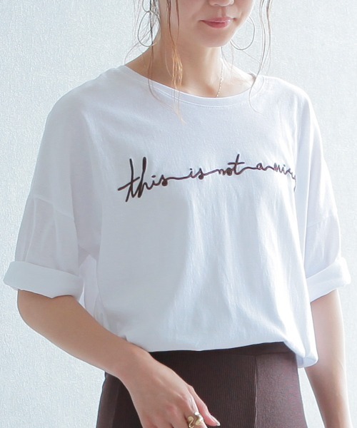 reca(レカ)の「ゆったりシルエット 筆記体 刺繍ロゴTシャツ(Tシャツ/カットソー・レディース・ホワイト/ブルー系その他/スモークピンク/グレー/ホワイト系その他/ブラック/モカ/ホワイト系その他2/アイボリー/グリーン系その他・FREE)」の4枚目の写真
