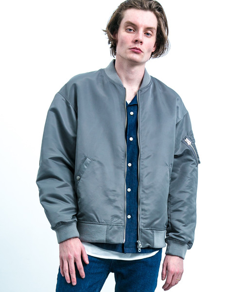 VANQUISH(ヴァンキッシュ)の「【VANQUISH】≪STUDIOUS限定≫ビッグシルエットオーバーMA-1(MA-1・メンズ・ブラック/グレー/オリーブ・1/2/3)」の2枚目の写真