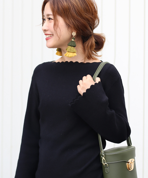 Bab Bou Jeloud(バブブージュルード)の「 【もちもち素材】フレアスリーブ ボートネック スカラップニットプルオーバー(ニット/セーター・レディース・チャコールグレー/ブラック/ダークグリーン/キャメル・FREE)」の2枚目の写真