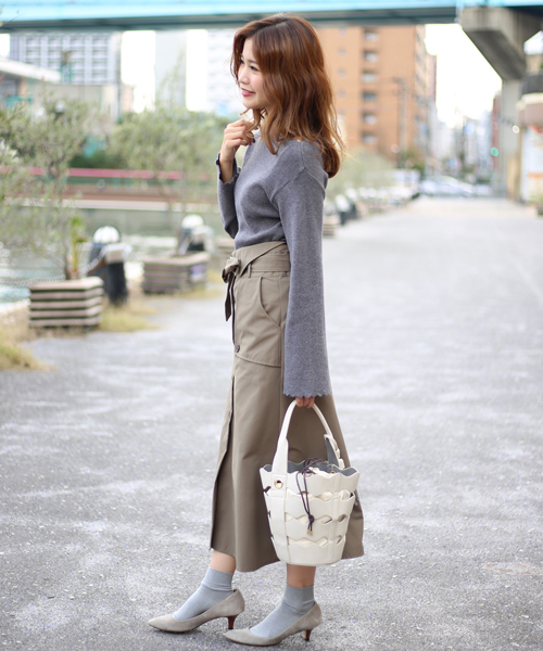 Bab Bou Jeloud(バブブージュルード)の「 【もちもち素材】フレアスリーブ ボートネック スカラップニットプルオーバー(ニット/セーター・レディース・チャコールグレー/ブラック/ダークグリーン/キャメル・FREE)」の22枚目の写真