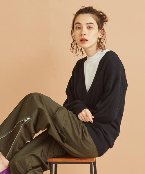 BEAUTY&YOUTH UNITED ARROWS（ビューティーアンドユースユナイテッドアローズ）の「BY∴ ウールカシミヤ天竺ディープVネックニット -ウォッシャブル-◆（ニット/セーター・レディース・ブラック/オリーブ/ベージュ/ケリー・FREE）」の2枚目の写真