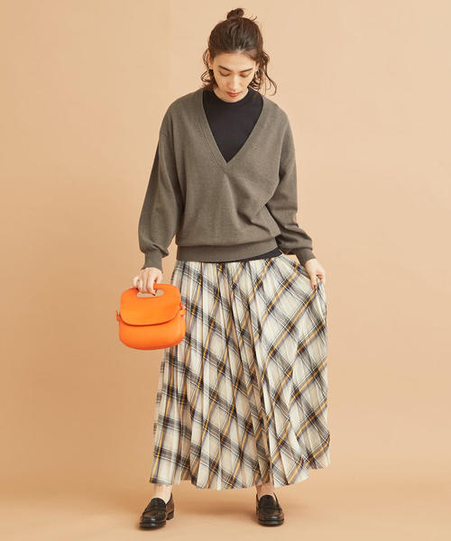 BEAUTY&YOUTH UNITED ARROWS（ビューティーアンドユースユナイテッドアローズ）の「BY∴ ウールカシミヤ天竺ディープVネックニット -ウォッシャブル-◆（ニット/セーター・レディース・ブラック/オリーブ/ベージュ/ケリー・FREE）」の9枚目の写真