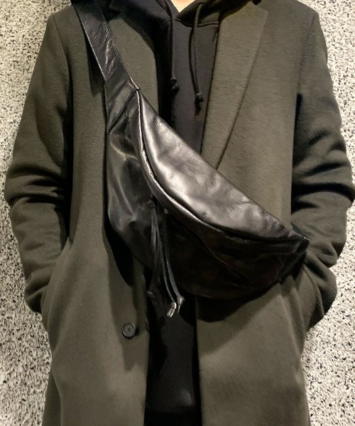 DECADE(ディケイド)の「カウレザー・ボディウェストバッグDECADE(No-01232) Cow Leather Body Waist Shoulder Bag(ボディバッグ/ウエストポーチ)」|ブラック