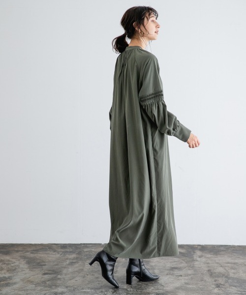 A part by（アパートバイ）の「MoNyソデシャーリングワンピース　918322（ワンピース・レディース・チャコールグレー/オフホワイト/カーキ/ライトイエロー/ブラウン系その他・FREE）」の7枚目の写真