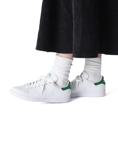 adidas（アディダス）の「adidas アディダス STAN SMITH FX5502 FWHT/FWHT/GREEN（スニーカー・メンズ・ホワイト系その他・23.0cm/25.0cm/22.5cm/28.5cm/23.5cm/28.0cm/26.5cm/24.5cm/27.5cm/25.5cm/24.0cm/22.0cm/26.0cm/29.0cm/27.0cm/30.0cm/29.5cm）」の6枚目の写真
