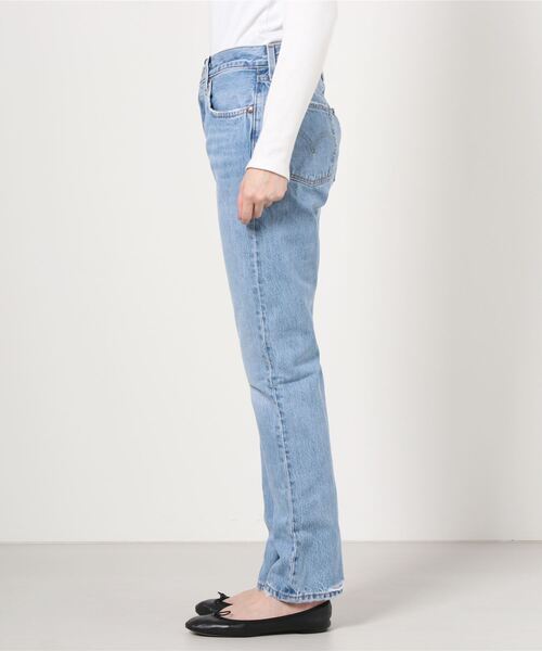 Levi's(リーバイス)の「501(R) JEANS FOR WOMEN LUXOR LIVING(デニムパンツ・レディース・ライトインディゴブルー・30inch/28inch/29inch/24inch/25inch/26inch/27inch/23inch)」の3枚目の写真