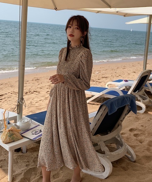 ABITOKYO（アビトーキョー）の「パワーショルダーフロントシャーリングロング柄ワンピース（ワンピース・レディース・ベージュ系その他/イエロー系その他・S/M）」の8枚目の写真