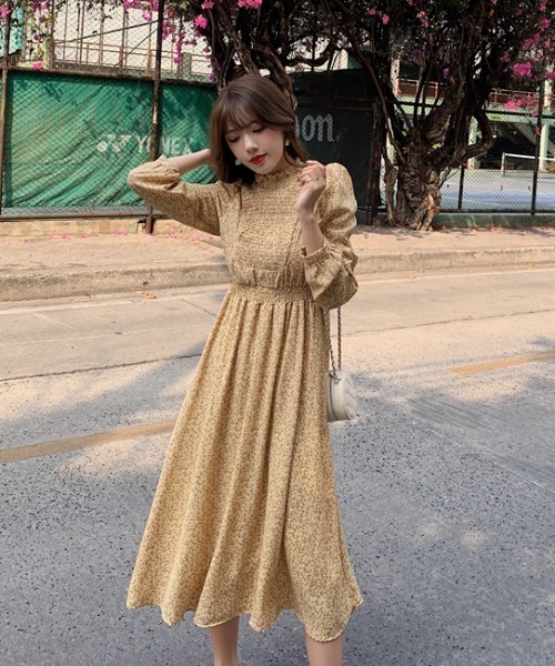 ABITOKYO（アビトーキョー）の「パワーショルダーフロントシャーリングロング柄ワンピース（ワンピース・レディース・ベージュ系その他/イエロー系その他・S/M）」の5枚目の写真