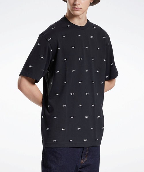 Reebok(リーボック)の「クラシックス オールオーバープリント ニット Tシャツ / Classics Allover Print Knit T-Shirt(Tシャツ/カットソー・メンズ・ブラック/オフホワイト・SMALL/MEDIUM/LARGE/X-LARGE/XX-LARGE/X-SMALL)」の2枚目の写真