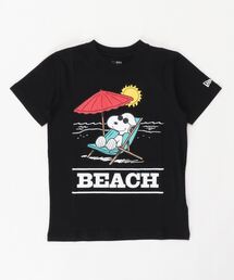 NEW ERA（ニューエラ）の「【NEW　ERA/ニューエラ】PEANUTS スヌーピー コラボ ビーチプリントキッズ半袖Tシャツ【140ｃｍ-160ｃｍ】/ ブラック（Tシャツ/カットソー・キッズ）」