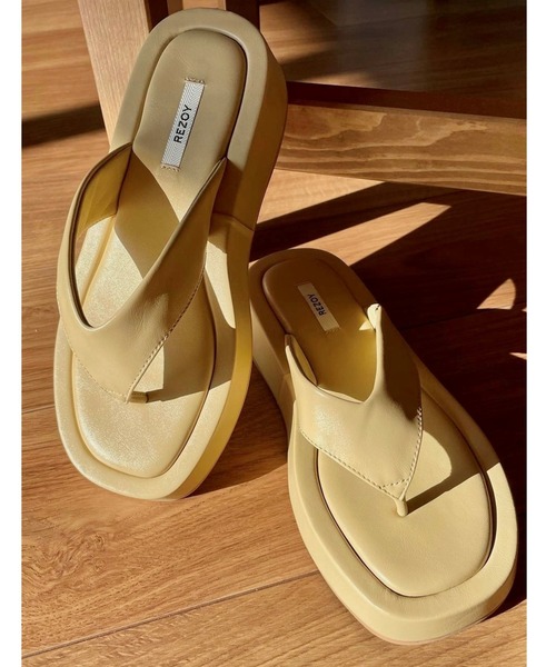 REZOY（リゾイ）の「【REZOY】フラットトングサンダル（サンダル・レディース・ホワイト/アッシュグレー/ブラック/マスタード・LL/S/M/L）」の4枚目の写真