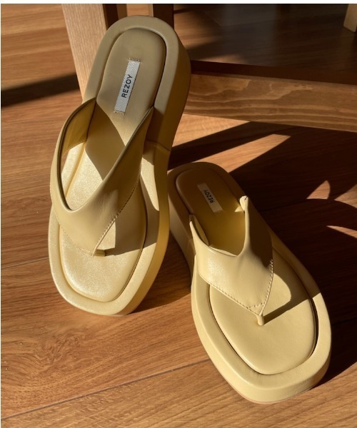REZOY（リゾイ）の「【REZOY】フラットトングサンダル（サンダル・レディース・ホワイト/アッシュグレー/ブラック/マスタード・LL/S/M/L）」の6枚目の写真