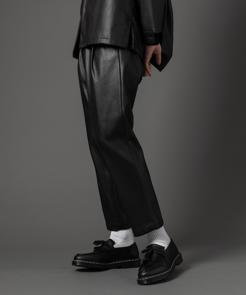 MYSELF ABAHOUSE（マイセルフアバハウス）の「【MYSELF ABAHOUSE】ネオレザー ワンタック スリム テーパード パンツ（その他パンツ・メンズ・グレイッシュベージュ/ブラック・46/48）」の2枚目の写真