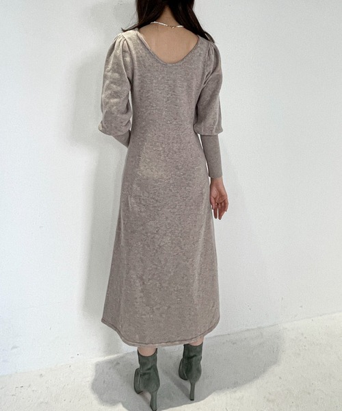 EPIMI E'PIMMY（エピミエピミー）の「パフスリーブフレアニットワンピース（ワンピース・レディース・ベージュ/ダークブルー/ピンクベージュ・MEDIUM）」の4枚目の写真