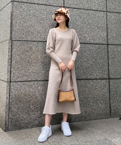 EPIMI E'PIMMY（エピミエピミー）の「パフスリーブフレアニットワンピース（ワンピース・レディース・ベージュ/ダークブルー/ピンクベージュ・MEDIUM）」の17枚目の写真