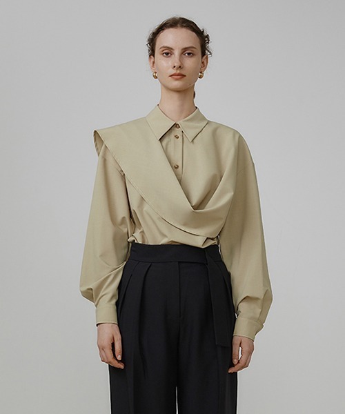 UNSPOKEN（アンスポクン）の「【UNSPOKEN】Asymmetry draped shirt UQ21S024（シャツ/ブラウス・レディース・ベージュ・M/S）」の3枚目の写真