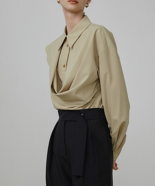 UNSPOKEN（アンスポクン）の「【UNSPOKEN】Asymmetry draped shirt UQ21S024（シャツ/ブラウス・レディース・ベージュ・M/S）」の4枚目の写真