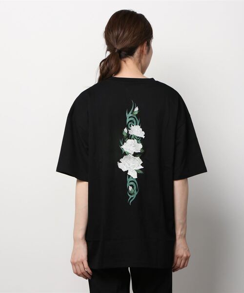 LEGENDA(レジェンダ)の「レジェンダ Tribal Rose エンブロイダリー Tシャツ / LEGENDA Tribal Rose Embroidery T-Shirt (Tシャツ/カットソー・メンズ・ホワイト×レッド/ブラック×レッド/ブラック×パープル/ブラック×ホワイト/ホワイト×パープル/ホワイト×ホワイト/ホワイト×エメラルドグリーン/ブラック×グリーン/ホワイト×ブルー/ブラック×ブルー・FREE)」の6枚目の写真