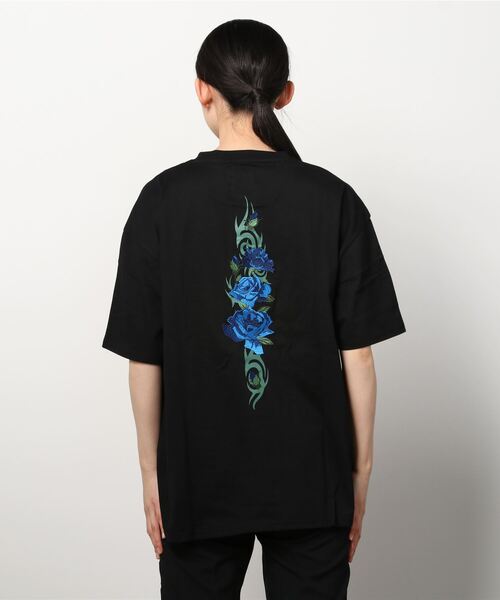 LEGENDA(レジェンダ)の「レジェンダ Tribal Rose エンブロイダリー Tシャツ / LEGENDA Tribal Rose Embroidery T-Shirt (Tシャツ/カットソー・メンズ・ホワイト×レッド/ブラック×レッド/ブラック×パープル/ブラック×ホワイト/ホワイト×パープル/ホワイト×ホワイト/ホワイト×エメラルドグリーン/ブラック×グリーン/ホワイト×ブルー/ブラック×ブルー・FREE)」の9枚目の写真