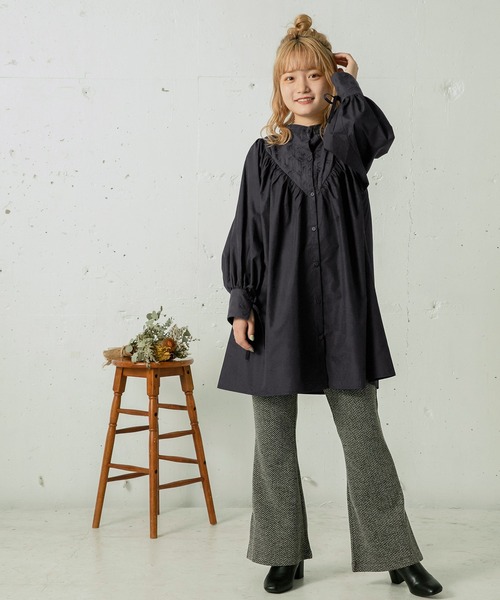 mikke（ミッケ）の「チュニック丈ボリュームスリーブ刺繍ブラウス（シャツ/ブラウス・レディース・ベージュ/ネイビー/ブラウン・FREE）」の20枚目の写真