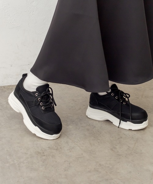 OLIVE des OLIVE（オリーブデオリーブ）の「オーガンリボンスニーカー（スニーカー・レディース・ブラック/オフホワイト・LARGE/MEDIUM）」の2枚目の写真