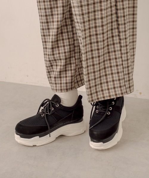 OLIVE des OLIVE（オリーブデオリーブ）の「オーガンリボンスニーカー（スニーカー・レディース・ブラック/オフホワイト・LARGE/MEDIUM）」の5枚目の写真