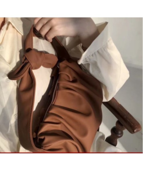 MAISON BREEZE(メゾンブリーズ)の「【MAISON BREEZE】リボンプリーツタックバッグ KNF(トートバッグ・レディース・ホワイト/ダークブラウン/ベージュ・FREE)」の3枚目の写真
