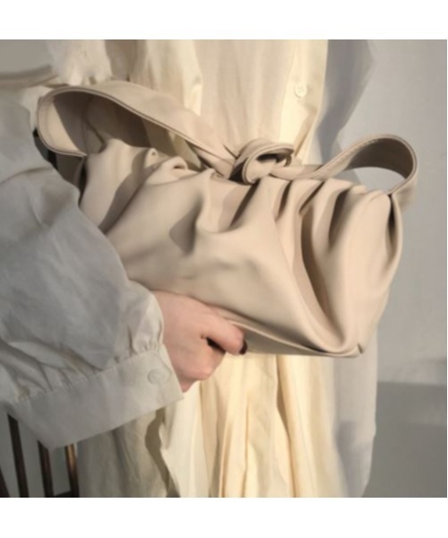 MAISON BREEZE(メゾンブリーズ)の「【MAISON BREEZE】リボンプリーツタックバッグ KNF(トートバッグ・レディース・ホワイト/ダークブラウン/ベージュ・FREE)」の2枚目の写真