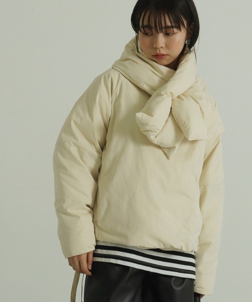 AULI（アウリィ）の「【低身長向けサイズ】極暖マフラー付きショートダウンコートジャケット（ダウンジャケット/コート・レディース・ブラック/グリーン/アイボリー・S/XS）」の2枚目の写真