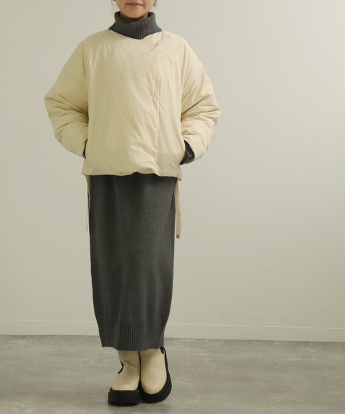 AULI（アウリィ）の「【低身長向けサイズ】極暖マフラー付きショートダウンコートジャケット（ダウンジャケット/コート・レディース・ブラック/グリーン/アイボリー・S/XS）」の4枚目の写真