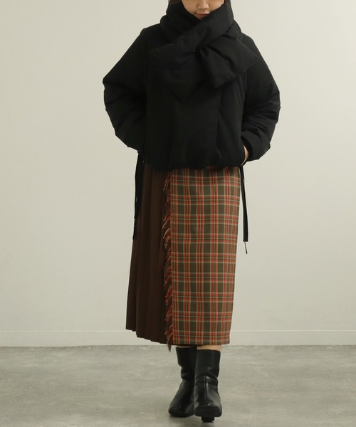 AULI（アウリィ）の「【低身長向けサイズ】極暖マフラー付きショートダウンコートジャケット（ダウンジャケット/コート・レディース・ブラック/グリーン/アイボリー・S/XS）」の18枚目の写真