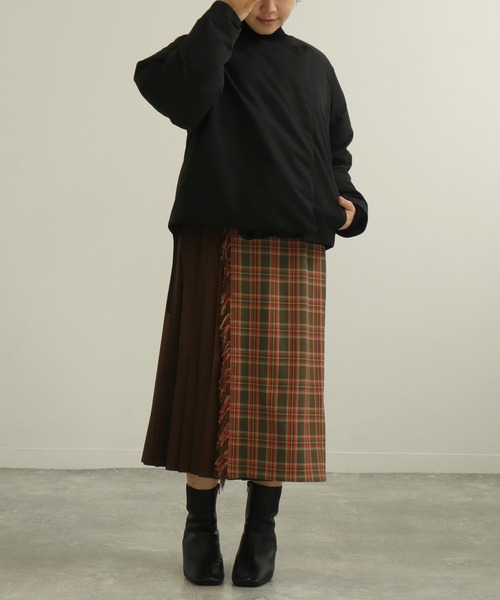 AULI（アウリィ）の「【低身長向けサイズ】極暖マフラー付きショートダウンコートジャケット（ダウンジャケット/コート・レディース・ブラック/グリーン/アイボリー・S/XS）」の6枚目の写真