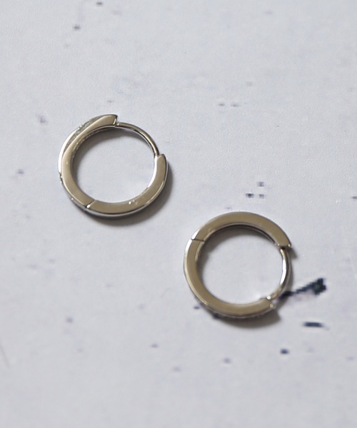 SPINNS（スピンズ）の「ラインストーン フープピアス（ピアス（両耳用）・メンズ・シルバー/ゴールド・ONESIZE）」の4枚目の写真