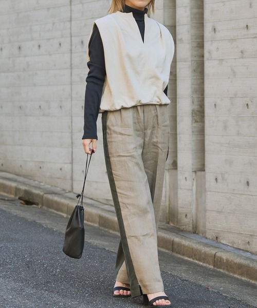 audrey and john wad（オードリーアンドジョンワッド）の「キーネックスウェットベスト  -洗濯機洗い可-（ベスト・レディース・ブラック/ダークブラウン/ダークブルー/ライトベージュ・FREE）」の4枚目の写真