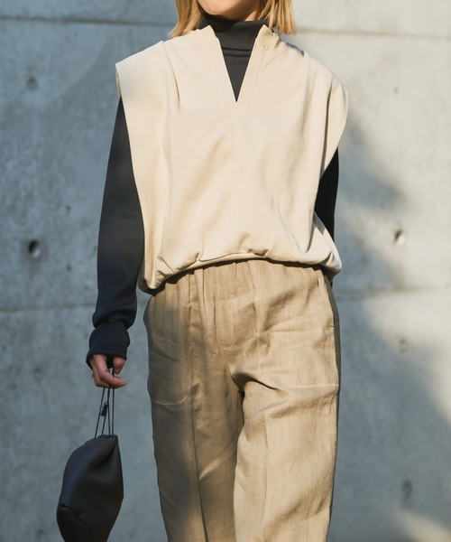 audrey and john wad（オードリーアンドジョンワッド）の「キーネックスウェットベスト  -洗濯機洗い可-（ベスト・レディース・ブラック/ダークブラウン/ダークブルー/ライトベージュ・FREE）」の14枚目の写真