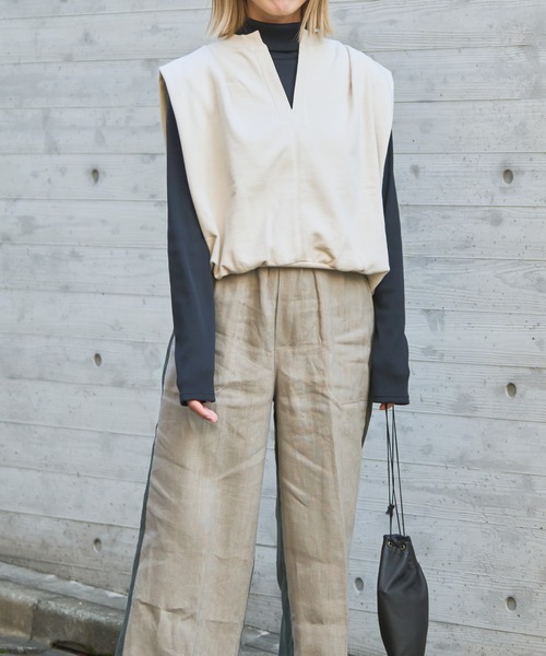 audrey and john wad（オードリーアンドジョンワッド）の「キーネックスウェットベスト  -洗濯機洗い可-（ベスト・レディース・ブラック/ダークブラウン/ダークブルー/ライトベージュ・FREE）」の12枚目の写真