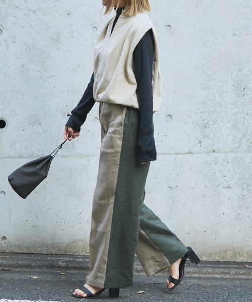 audrey and john wad（オードリーアンドジョンワッド）の「キーネックスウェットベスト  -洗濯機洗い可-（ベスト・レディース・ブラック/ダークブラウン/ダークブルー/ライトベージュ・FREE）」の18枚目の写真