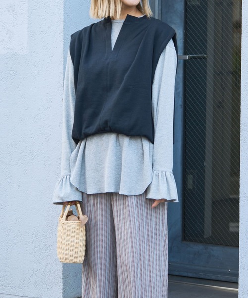 audrey and john wad（オードリーアンドジョンワッド）の「キーネックスウェットベスト  -洗濯機洗い可-（ベスト・レディース・ブラック/ダークブラウン/ダークブルー/ライトベージュ・FREE）」の6枚目の写真