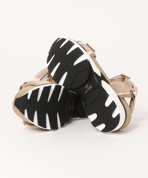 Q（キュー）の「スニーカーサンダル（サンダル・レディース・ベージュ/ブラック・24.5/23.5）」の4枚目の写真