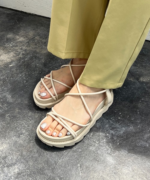 apres jour mignon（アプレジュールミニョン）の「シャークソールスポサン【ZOZOTOWN限定アイテム】（サンダル・レディース・アイボリー/ブラック・SMALL/LARGE/MEDIUM/X-LARGE）」の2枚目の写真