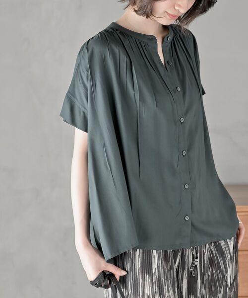 rps（アールピーエス）の「レーヨンバンドカラーギャザーブラウス（シャツ/ブラウス・レディース・ブラック/ダークグリーン/オフホワイト/ブルー/アイボリー/ホワイト系その他4/ホワイト系その他2・M/フリー）」の6枚目の写真