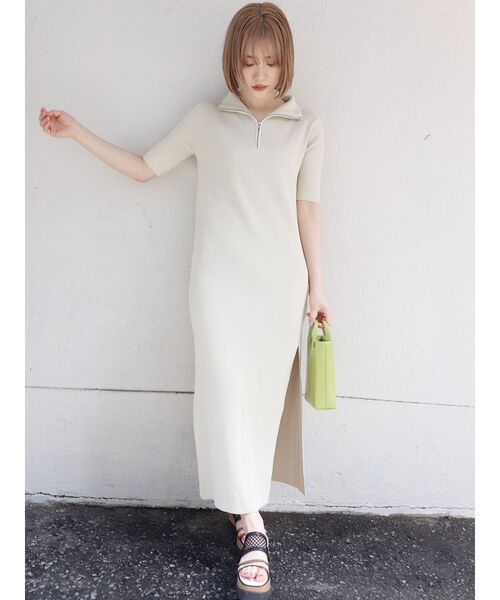 MURUA（ムルーア）の「ハーフジップスリットワンピース（ワンピース・レディース・ブラック/ブルー/ベージュ・FREE）」の2枚目の写真