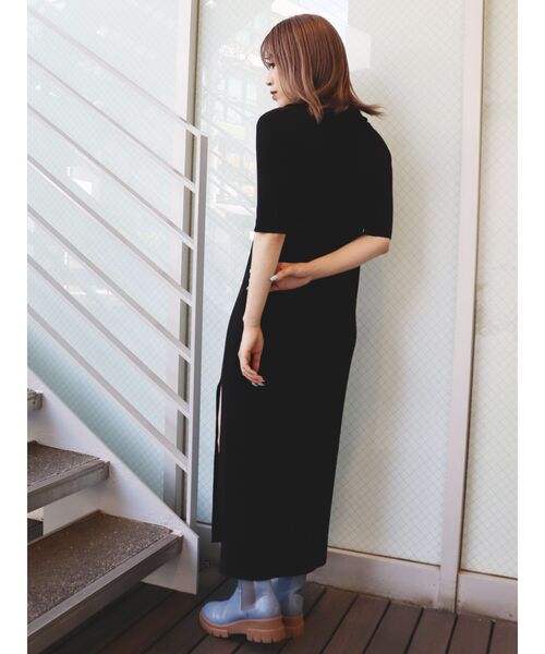 MURUA（ムルーア）の「ハーフジップスリットワンピース（ワンピース・レディース・ブラック/ブルー/ベージュ・FREE）」の20枚目の写真