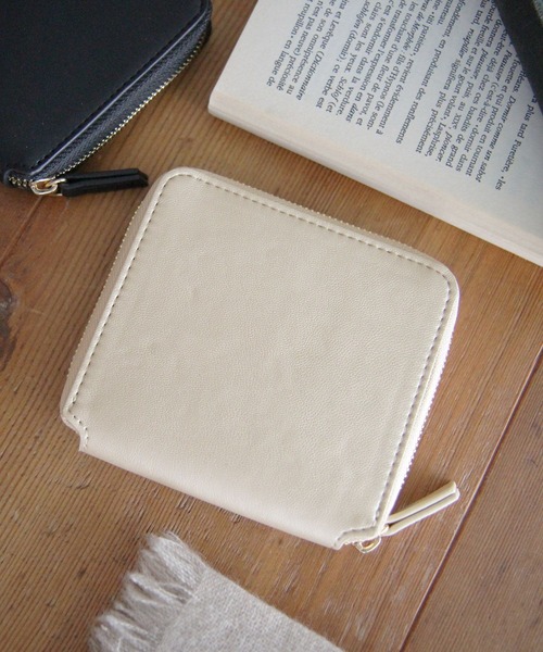 LEPSIM（レプシィム）の「ラウンドファスナー二つ折り財布　344547（財布・レディース・ブラック/オレンジ/グレイッシュベージュ・ONE SIZE）」の3枚目の写真