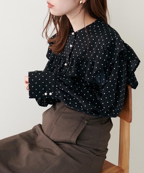 natural couture(ナチュラルクチュール)の「ヨークフリル細ヒモリボンブラウス(シャツ/ブラウス・レディース・ブラック/ドット/ストライプ/オフホワイト・FREE)」の4枚目の写真