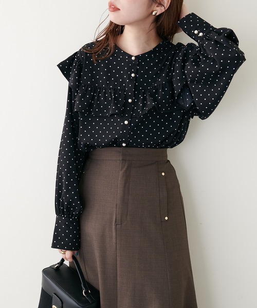 natural couture(ナチュラルクチュール)の「ヨークフリル細ヒモリボンブラウス(シャツ/ブラウス・レディース・ブラック/ドット/ストライプ/オフホワイト・FREE)」の7枚目の写真