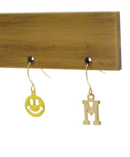 BEAMS BOY（ビームスボーイ）の「BEAMS BOY / スマイル アルファベット ピアス（ピアス（両耳用）・レディース・その他1/その他2/その他3/その他4/その他5・ONE SIZE）」の2枚目の写真