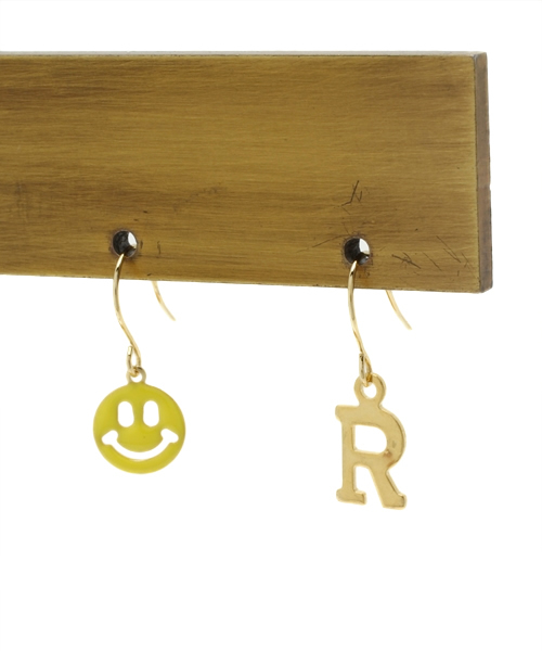 BEAMS BOY（ビームスボーイ）の「BEAMS BOY / スマイル アルファベット ピアス（ピアス（両耳用）・レディース・その他1/その他2/その他3/その他4/その他5・ONE SIZE）」の3枚目の写真