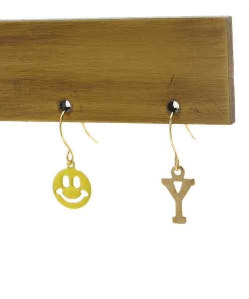 BEAMS BOY（ビームスボーイ）の「BEAMS BOY / スマイル アルファベット ピアス（ピアス（両耳用）・レディース・その他1/その他2/その他3/その他4/その他5・ONE SIZE）」の5枚目の写真