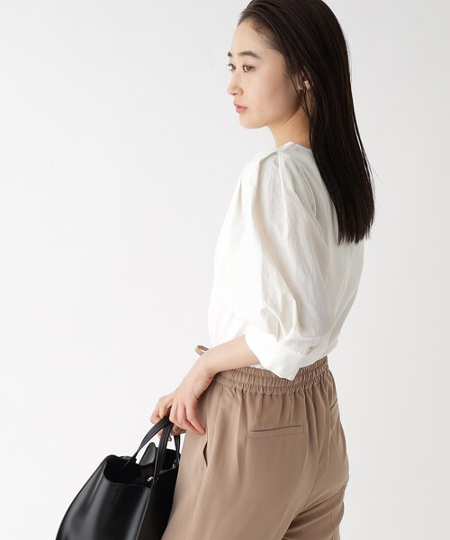OPAQUE.CLIP(オペークドットクリップ)の「◆シルク調コットン 異素材切替えパフスリーブカットソー【洗濯機洗い可】(Tシャツ/カットソー・レディース・ホワイト系/ブルー/ブラック/ベージュ・42/40/38/36)」の9枚目の写真